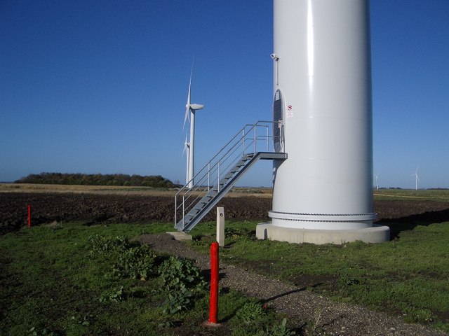 Wind turbine foundation and tower base connection